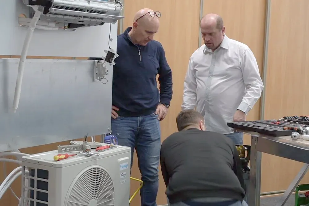 Монтаж зовнішнього блока кондиціонера під наглядом інструктора