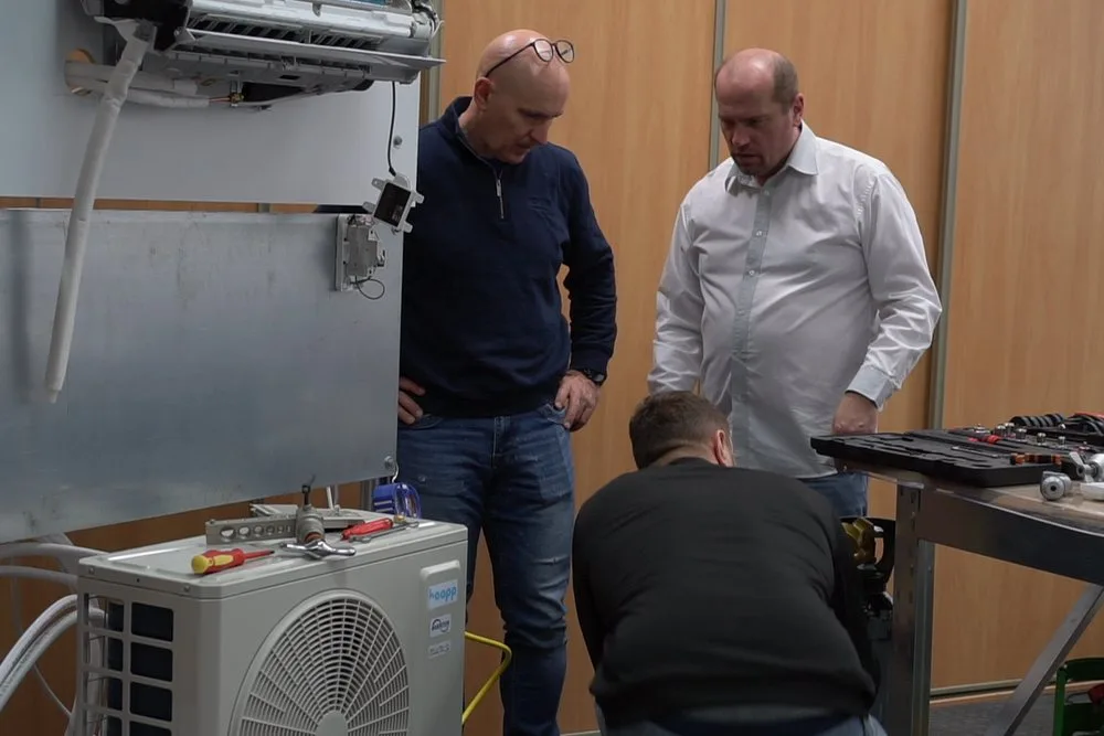 Монтаж зовнішнього блока під контролем викладача