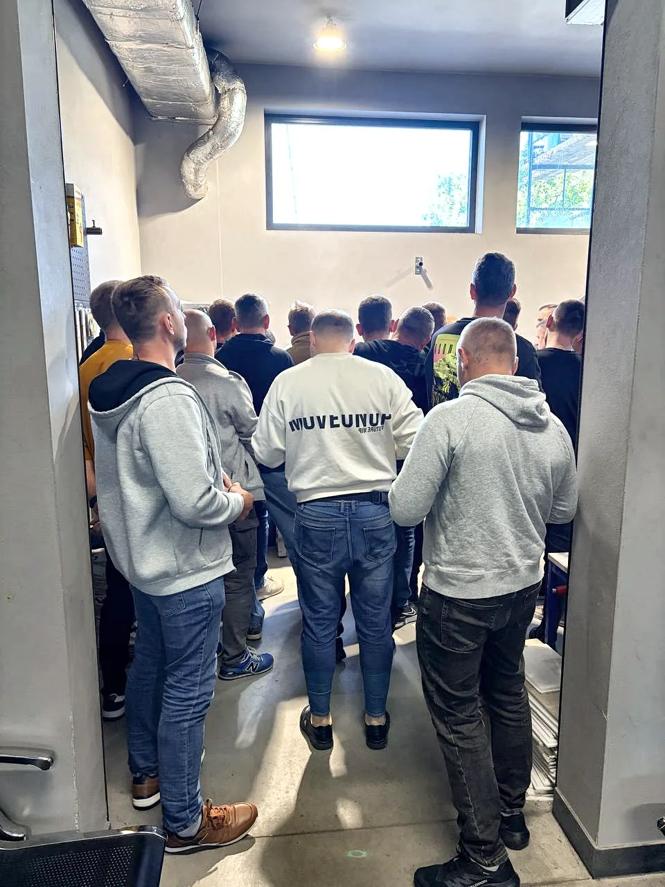 Початок навчального дня — група заходить до навчального класу